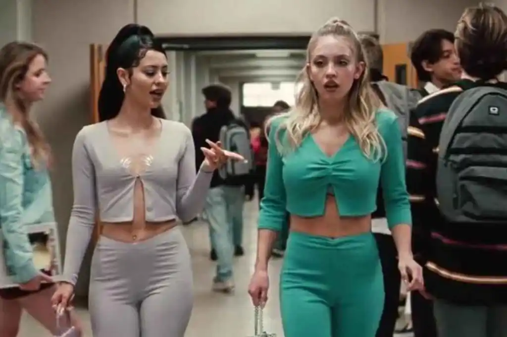 La serie ha generado controversia por su contenido sexual y su representación del consumo de drogas.