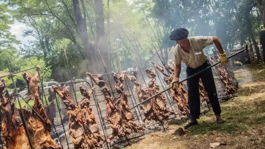 Sabor a cordero y gastronomía alemana, el pueblo de Buenos Aires que atesora los mejores platos