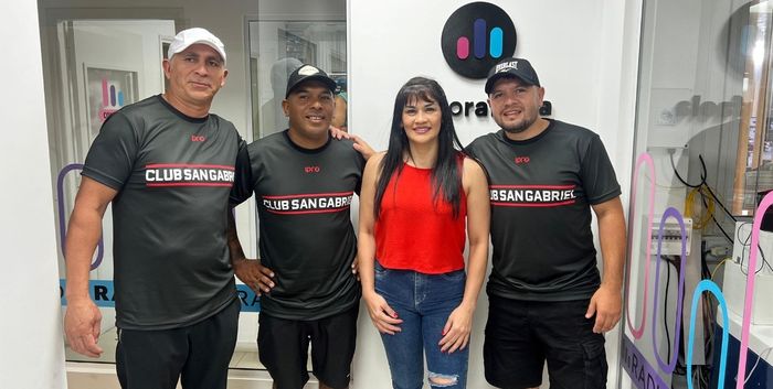 Marcela “La Tigresa” Acuña acompañada por el equipo de Club San Gabriel