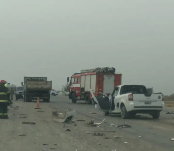 Accidente de tránsito en la Ruta 32 deja a dos hombres atrapados en su vehículo