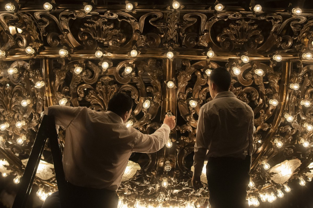 Se realizó la limpieza y mantenimiento de la histórica araña del Teatro Colón