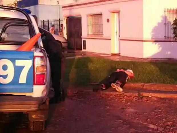 Golpeó a una anciana y lesionó a un vecino que salió a defenderla