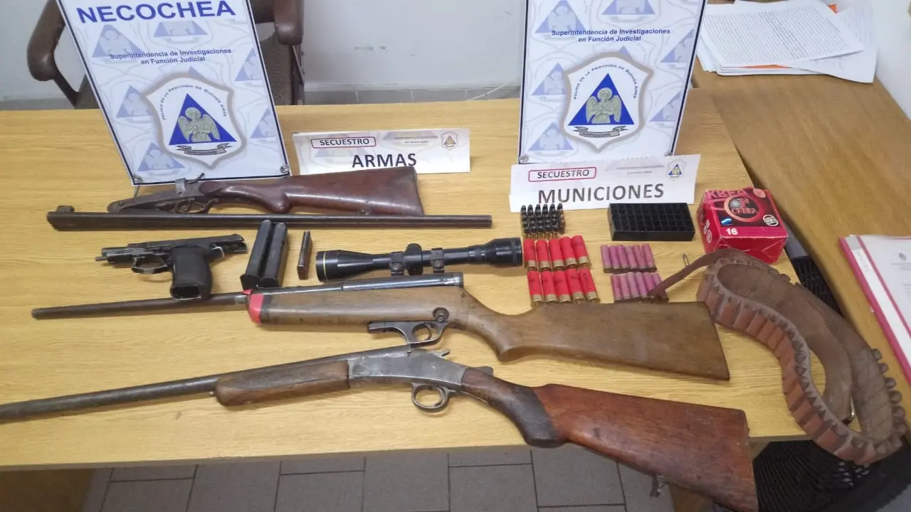 Secuestran una pistola nueve milímetros y varias armas más