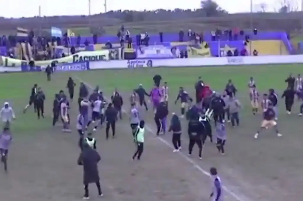 El periodista y entrenador fue alcanzado por un golpe en medio de los disturbios, tras el polémico final del partido.