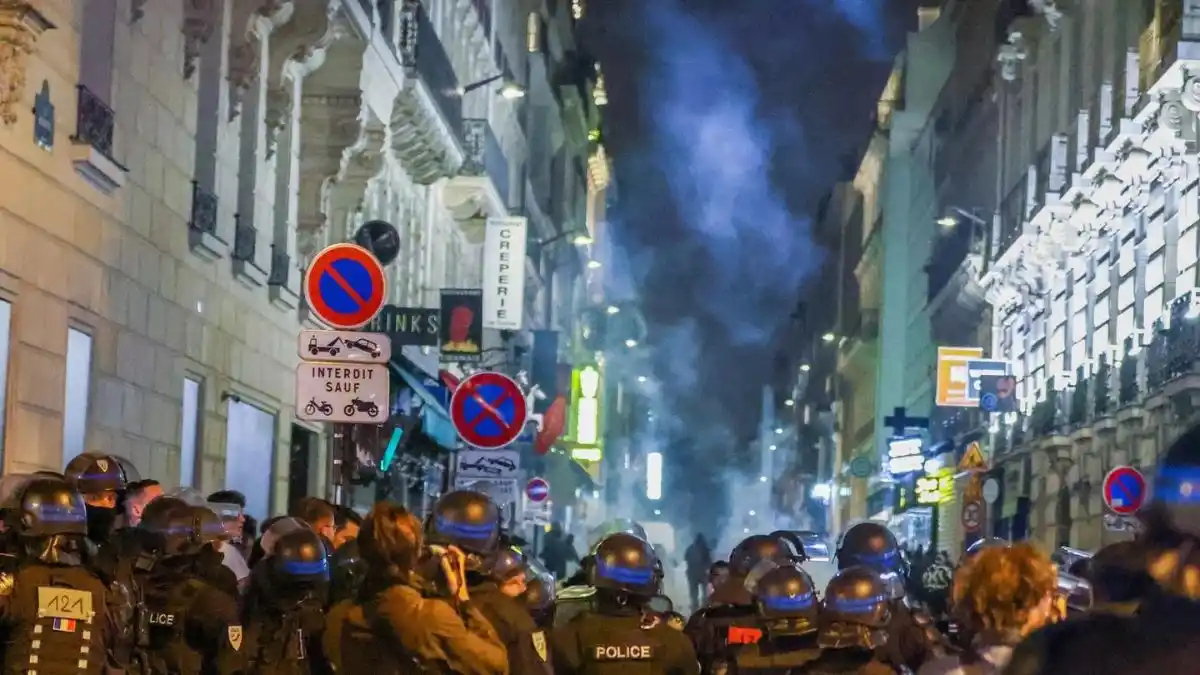 Se le calienta el país a Macron: QUINTA NOCHE DE PROTESTAS en Francia deja más de 700 detenidos (+Videos)