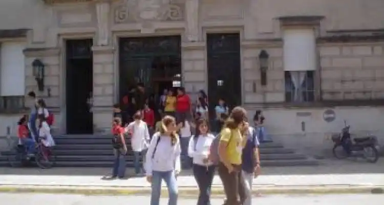 Un grupo de estudiantes rechaza los nuevos exámenes