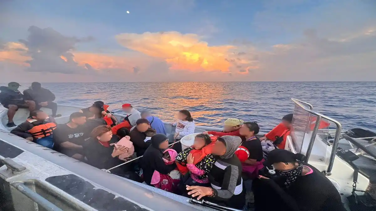 LA MAYORÍA VENEZOLANOS: Armada de Colombia rescata 22 migrantes irregulares (+Detalles y fotos)