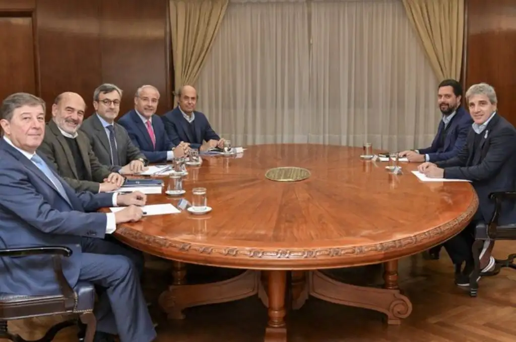Luis Caputo recibió a la conducción de la UIA en el Palacio de Hacienda.
