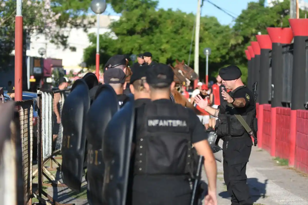Personal policial debió intervenir ante los incidentes que se dieron en la tribuna sur del estadio de barrio Centenario.