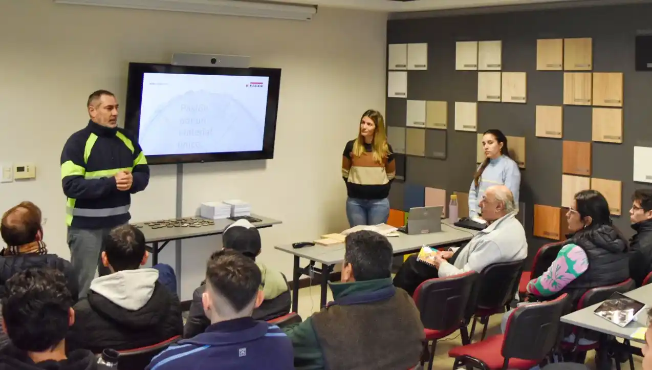 Comenzó la capacitación de armado de muebles de oficina