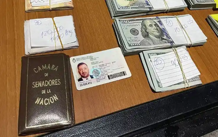 El video que muestra el momento en el que encuentran el dinero que llevaba Kueider cuando fue detenido en Paraguay