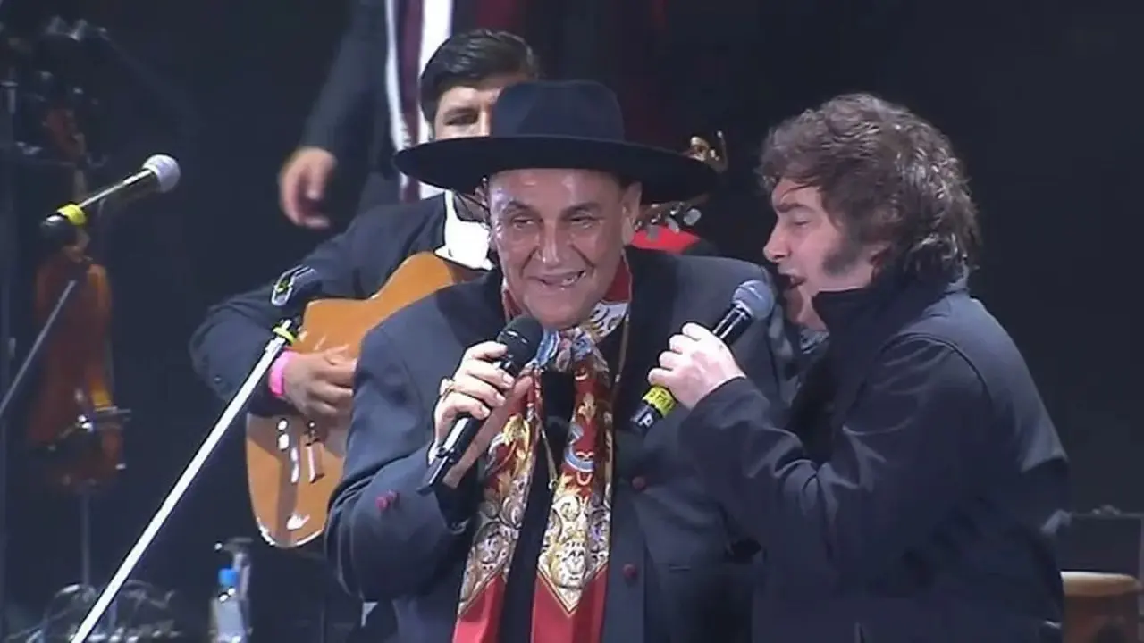 Del poncho al escenario: Milei cantó en Jesús María y dejó a la vieja política sin libreto