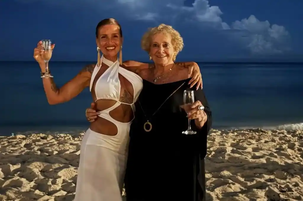 Flos Peña en el Caribe con su mamá