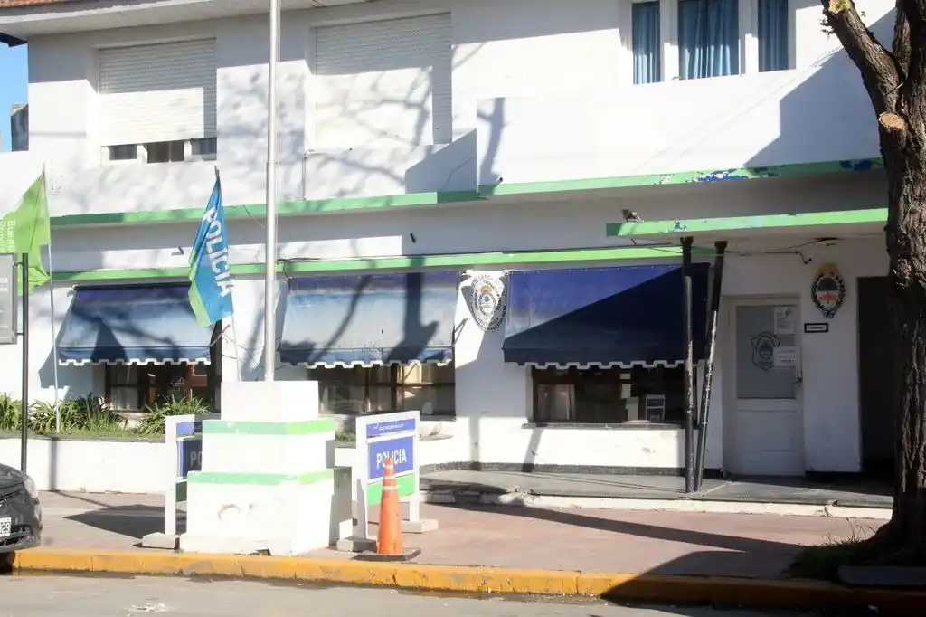 La mujer fue a la comisaría a que le limpien el arma