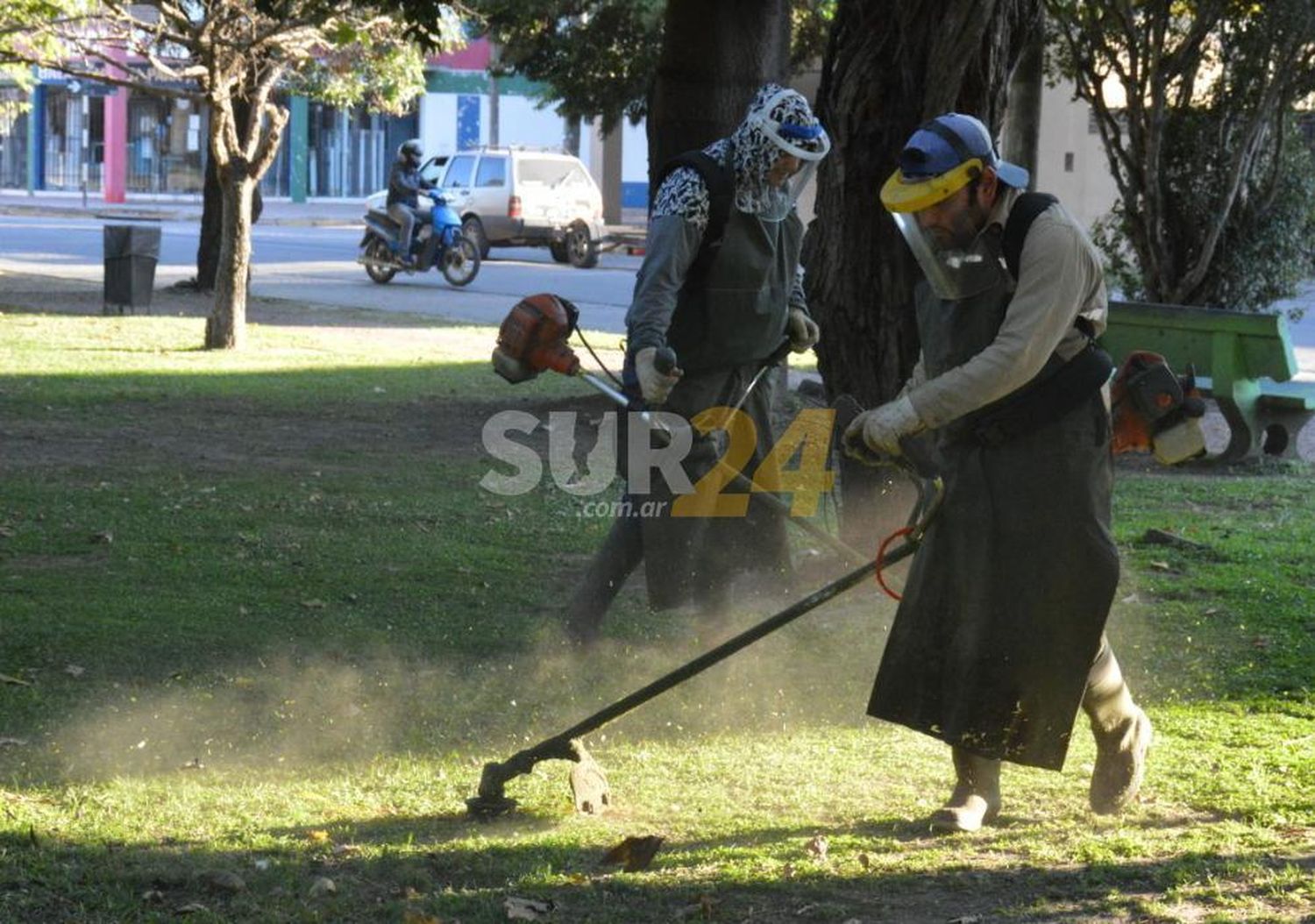 El Municipio continúa con el mantenimiento de plazas y espacios públicos