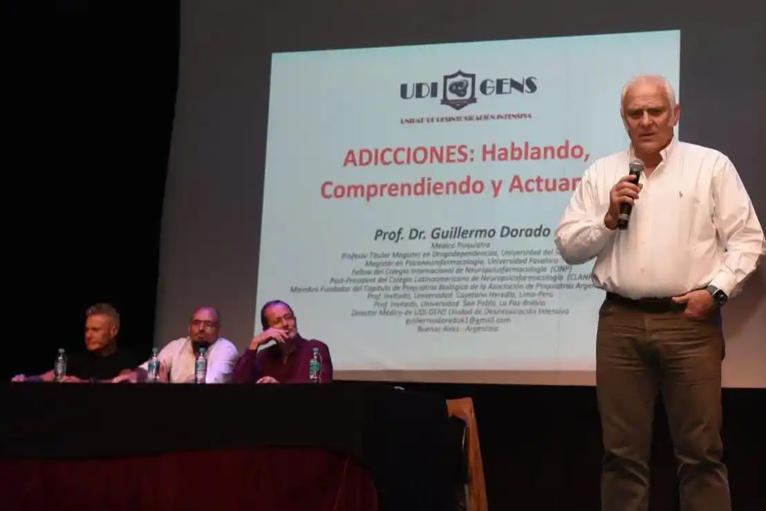 El doctor Guillermo Dorado durante su exposición en la charla "Hablemos" en el Teatro del Fuerte.