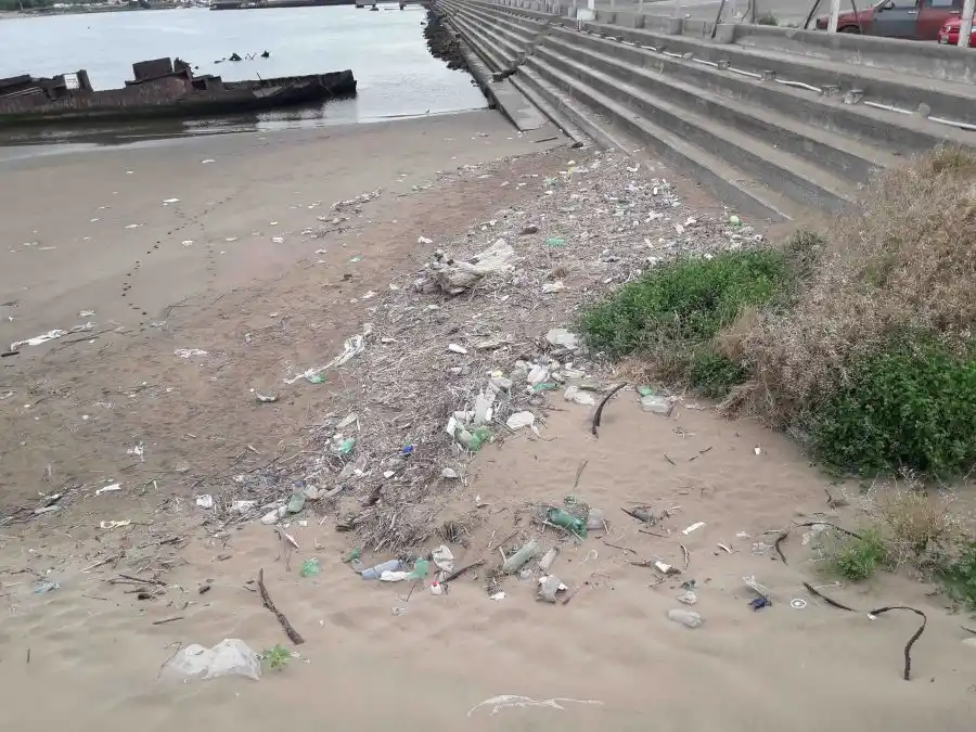 Llaman a colaborar en la limpieza de la playa de Quequén