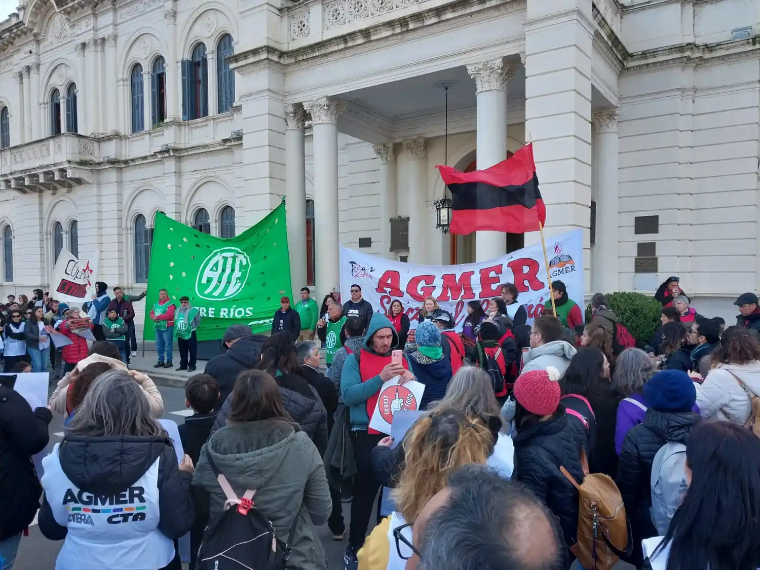 Estatales y docentes se movilizaron a la Casa de Gobierno: fuertes críticas a la decisión de descontar el día de paro
