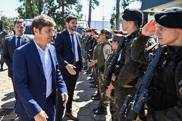 Kicillof pasó por el puesto de ruta 1001 tras anunciar nueva unidad policial para la región en San Nicolás
