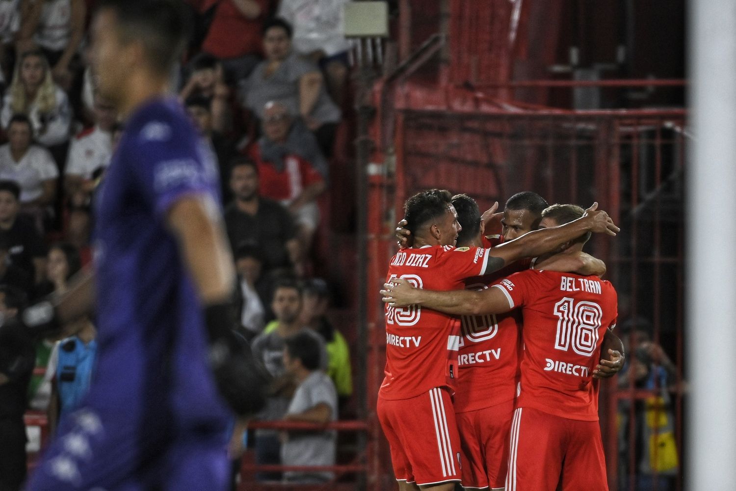 River goleó 3-0 a Huracán y se escapa en la punta de la Liga