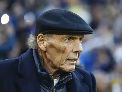 Miguel Russo en una de sus últimas apariciones en el banco de los suplentes de Boca.