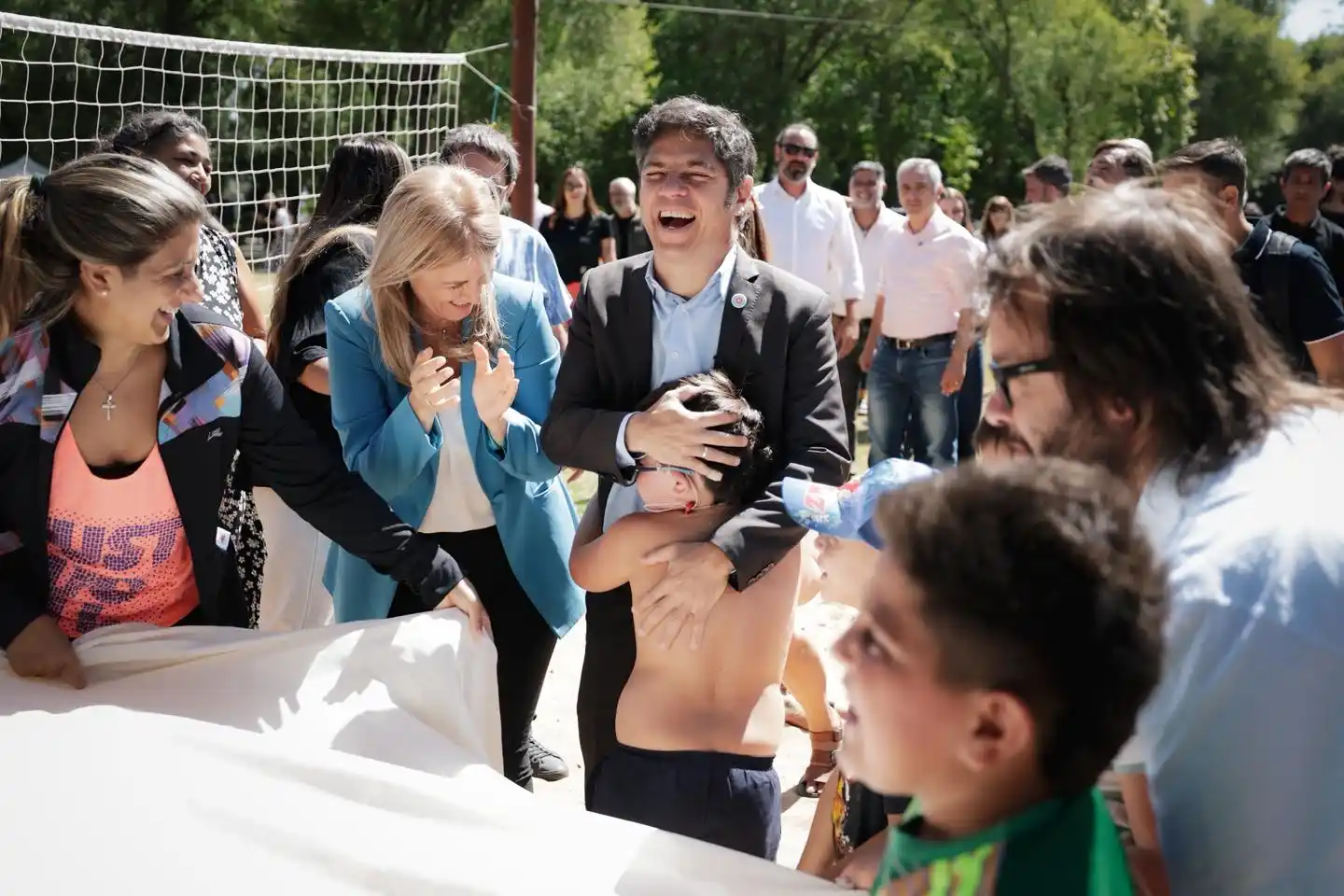 Kicillof inició su agenda en Chascomús con actividades de Escuelas Abiertas en Verano frente a la laguna
