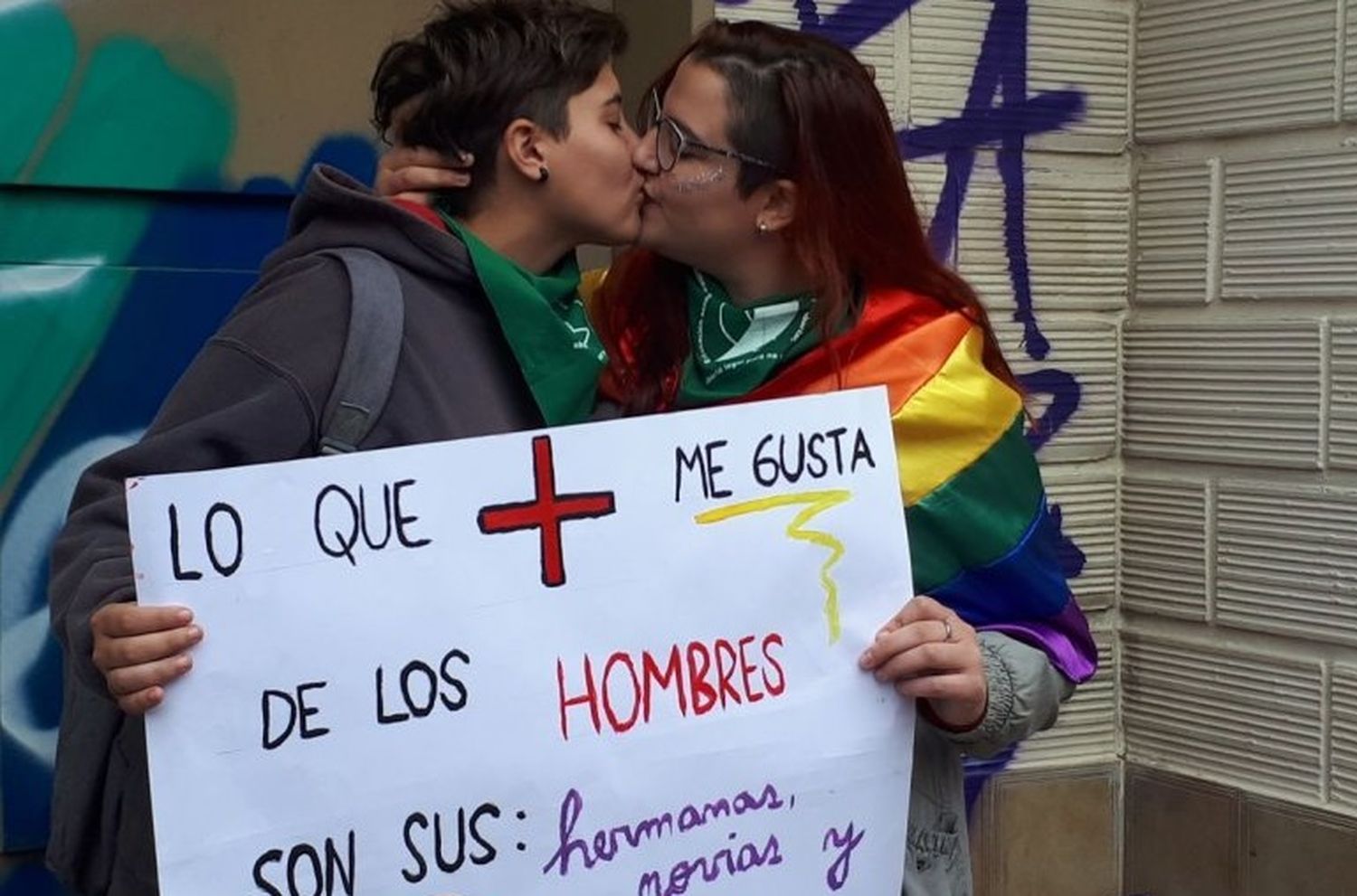 Jóvenes realizaron un “besazo” contra la homofobia frente a una escuela de Paraná