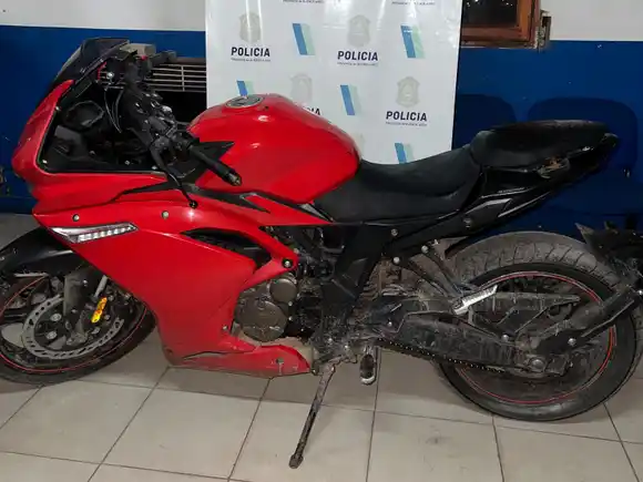 Persecución y caída: lo atraparon con una moto robada