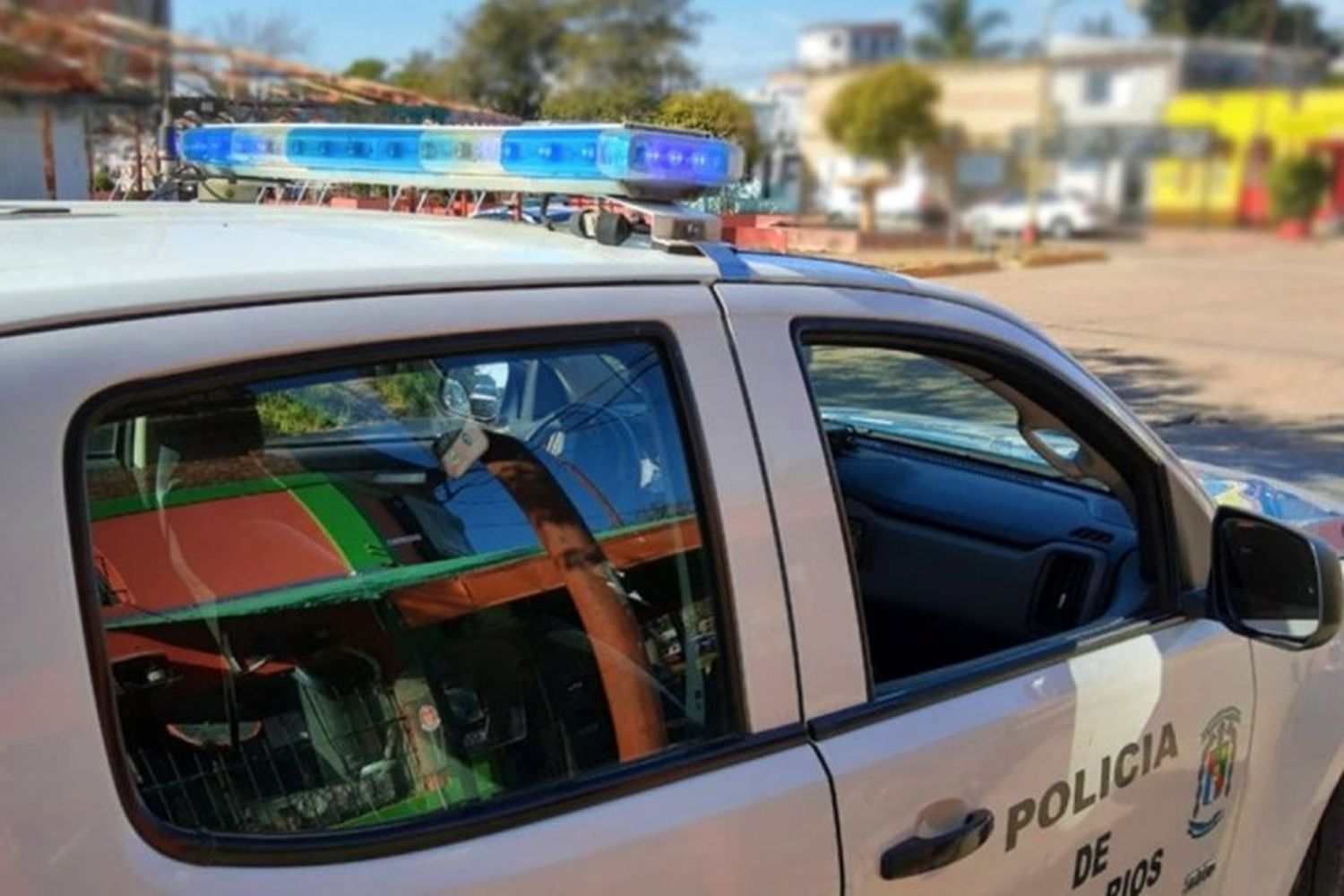 Una joven perdió el control de su auto y chocó contra una camioneta estacionada