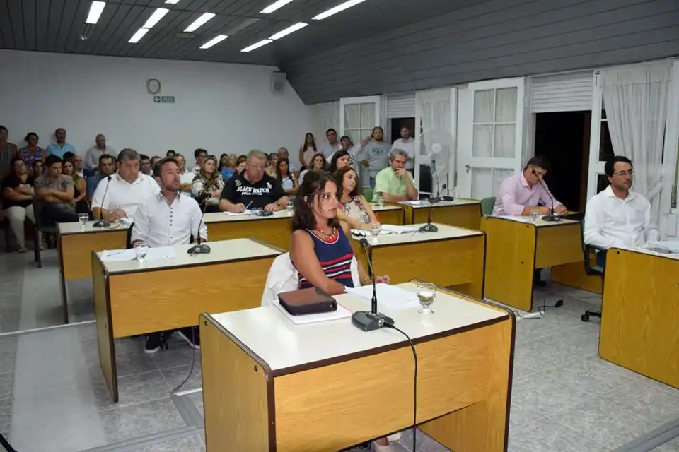 Sin sesiones ordinarias ni atención municipal