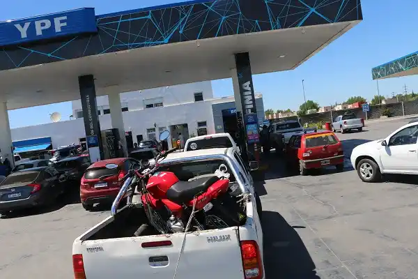 La baja de argentinos que viajaban al Uruguay superó el 55%