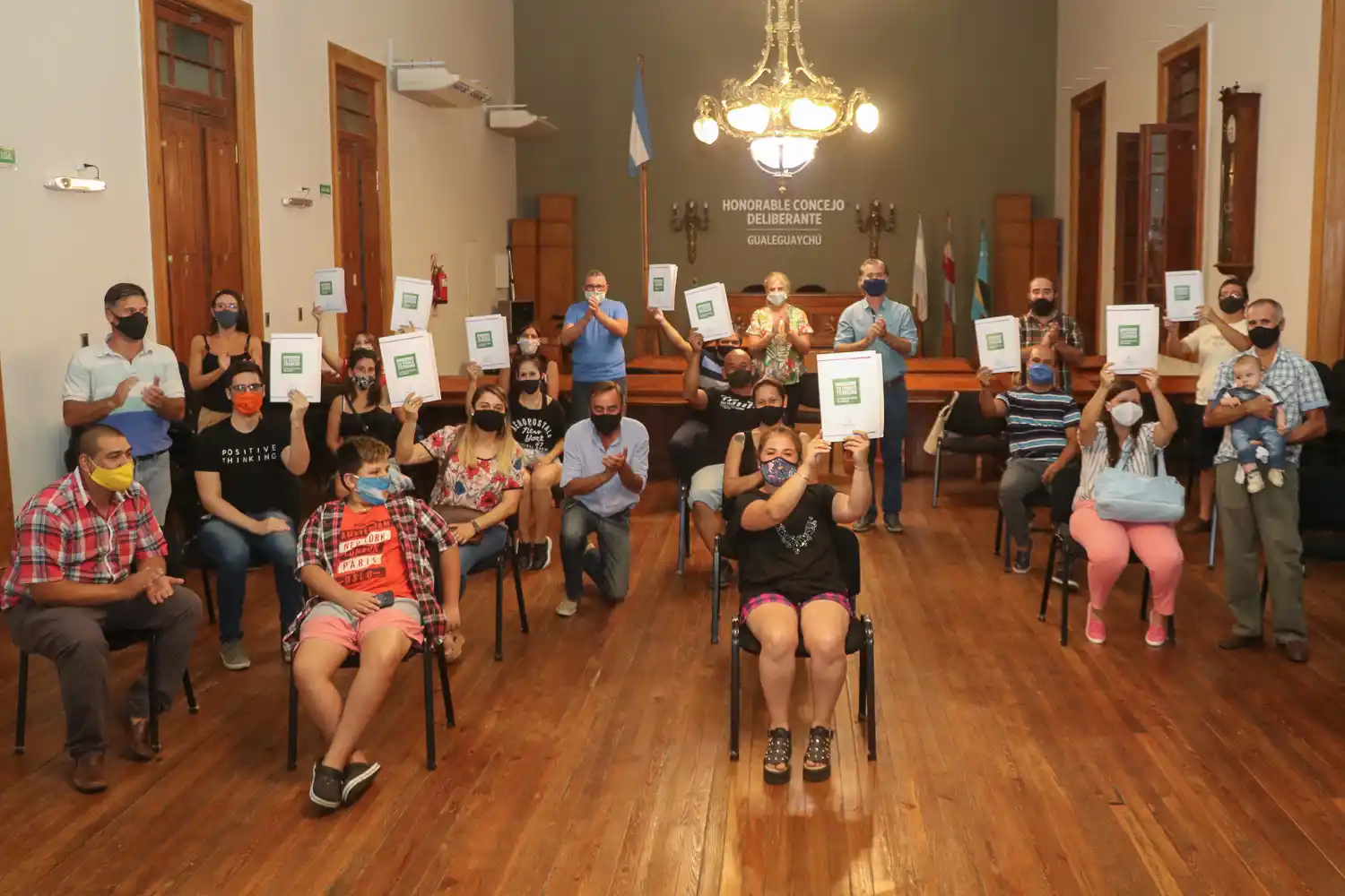 Banco de Tierras: El intendente Piaggio entregó mensuras a docentes