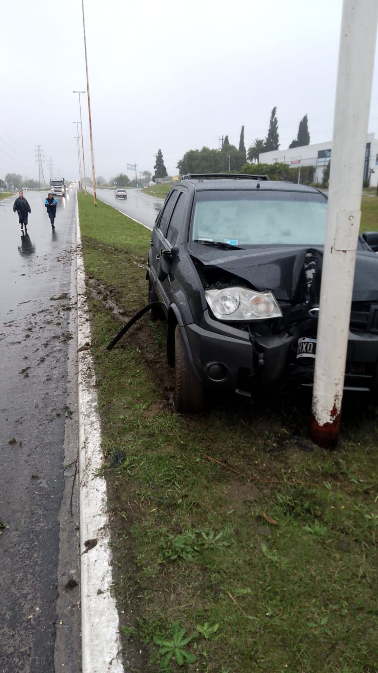 La camioneta detuvo su marcha contra un poste de luz, en la Ruta 226, a metros del Destacamento de Seguridad Vial.