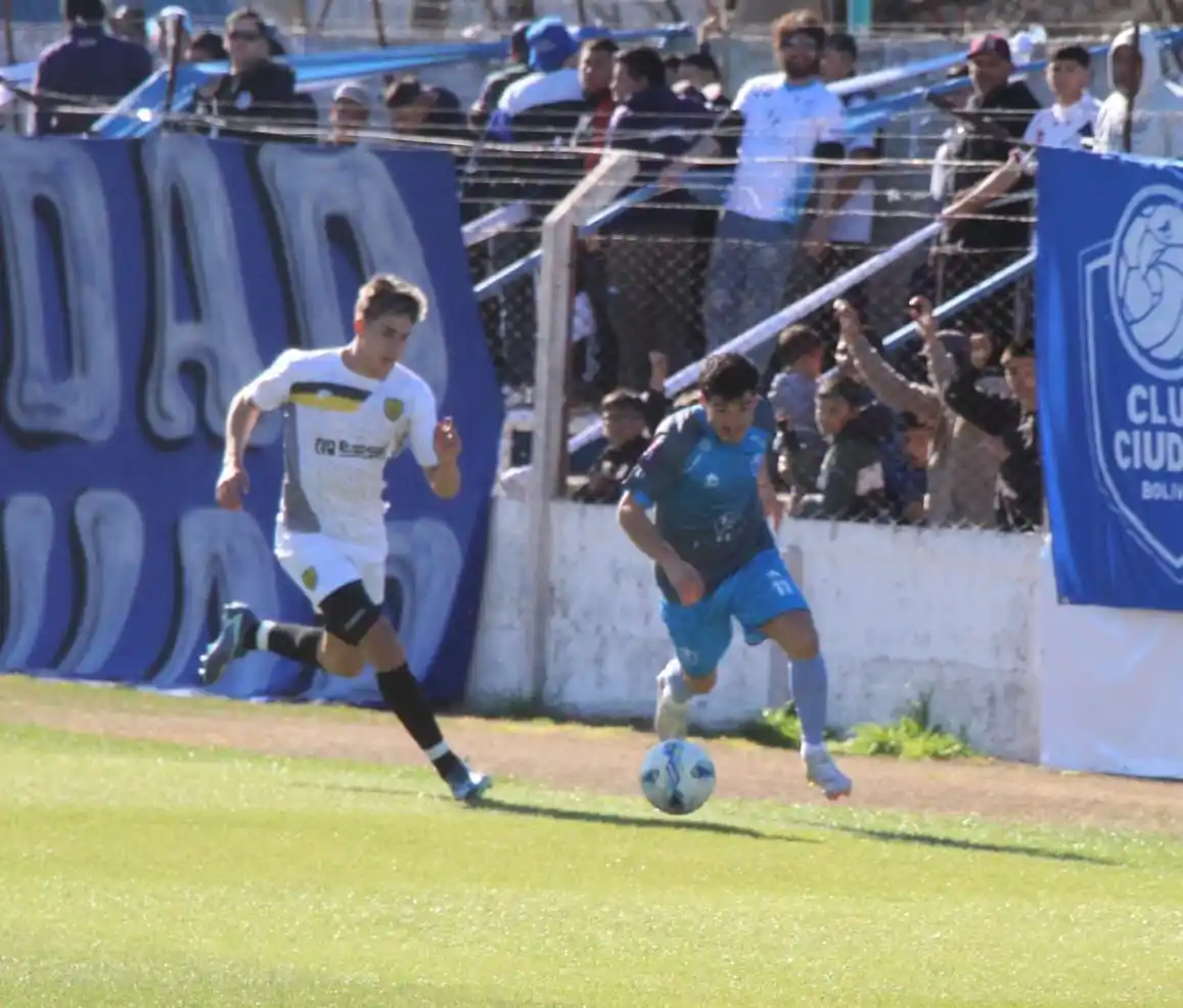 FOTO PRENSA CIUDAD DE BOLÍVAR Labaroni intenta frenar el avance de Brambillo.