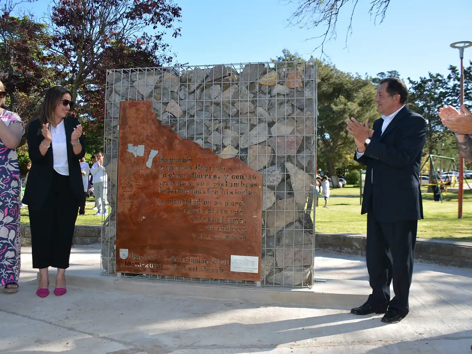 El monumento evoca a quienes llegaron desde distintos puntos del país y eligieron la localidad para vivir