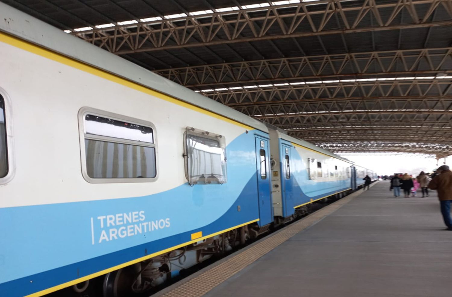 Un tren con destino a Mar del Plata fue embestido por una camioneta y debió detenerse