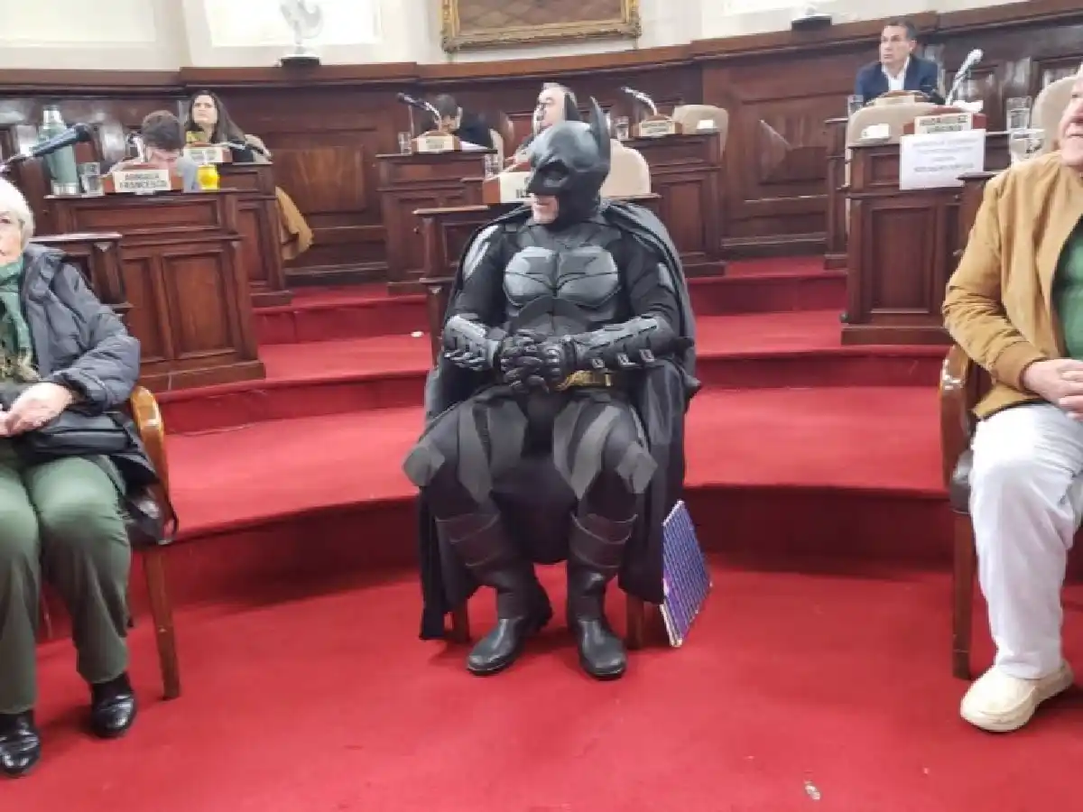 "Batman Solidario" de La Plata fue nombrado Vecino Destacado 
