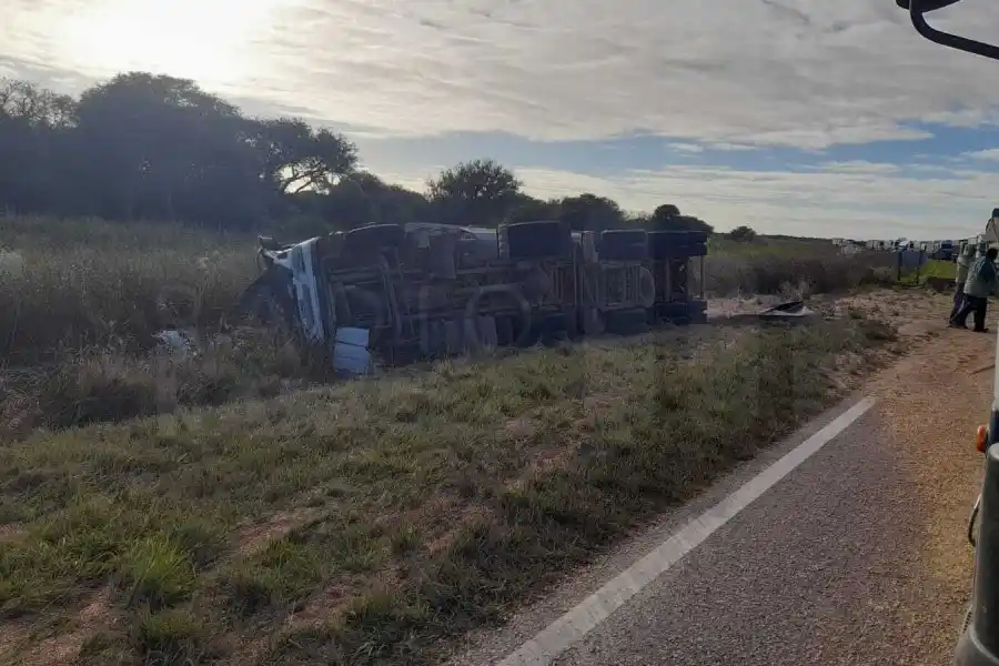 Ruta 2: cargado con soja, perdió el control del camión, tumbó y sufrió lesiones 