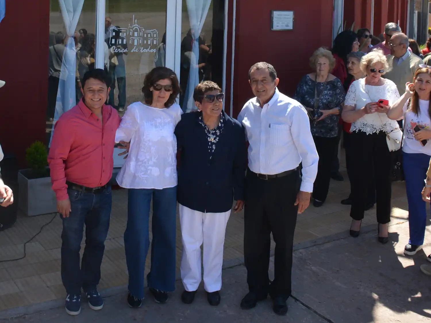 Valle Olivera junto al intendente Julio Marini y colaboradores, al momento de presentar la placa que lleva su nombre
