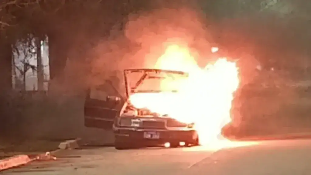 Falla eléctrica provocó un incendio que consumió por completo un vehículo: el conductor logró salir