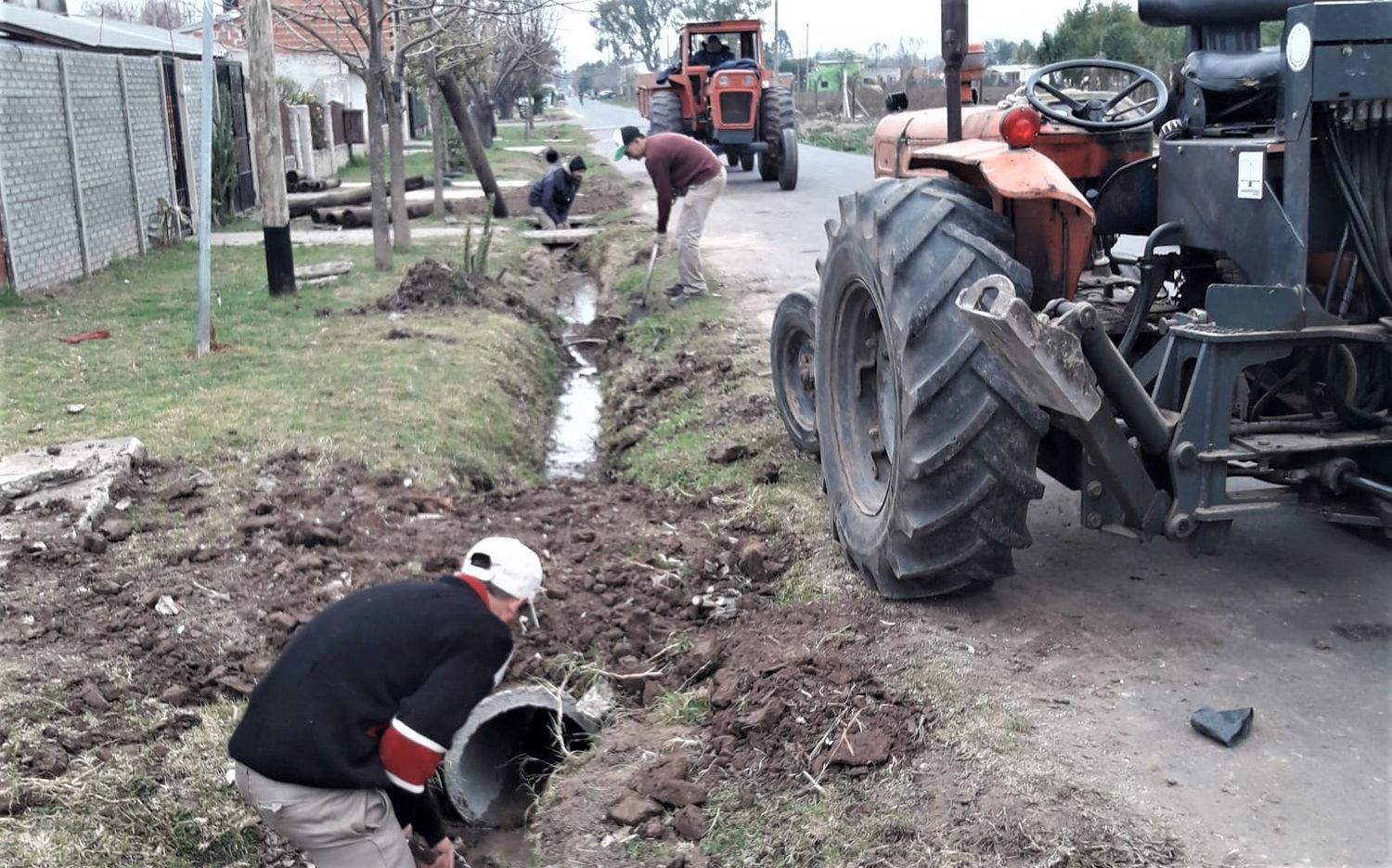 Servicios Públicos volvió a reclamar por la basura en zanjones, caminos rurales y barrancas: “Si el vecino no colabora, no damos abasto”