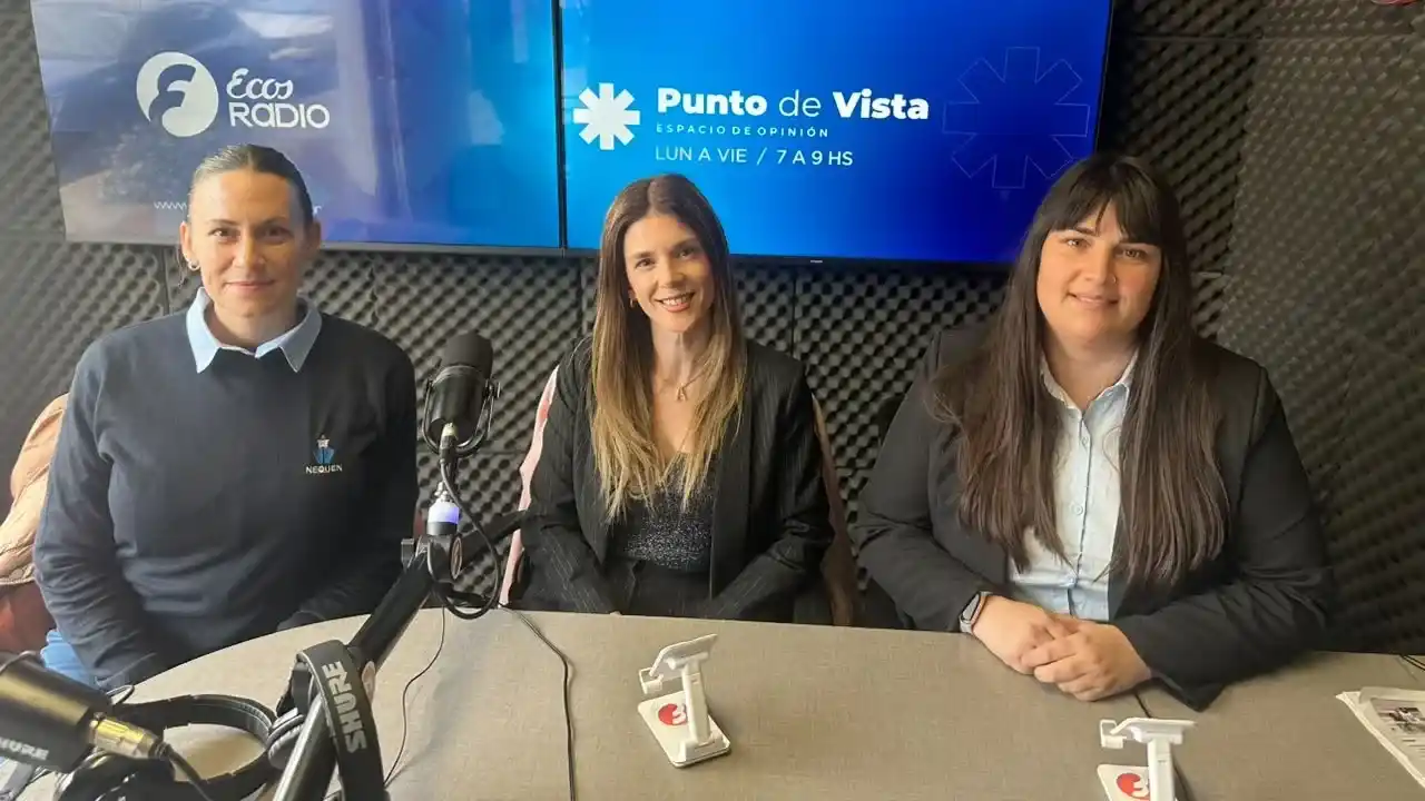 Florencia Senyk, Aldana Kressi y Melisa Taien, integrantes de Nequen S.A.en Ecos Radio.