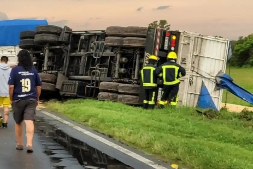 Volcó un camión con acoplado en la caravana de hinchas de Central y hay un herido
