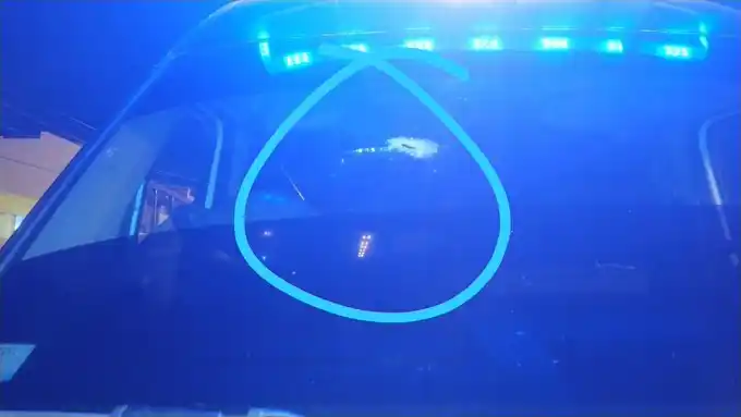 Balearon un móvil policial y huyeron
