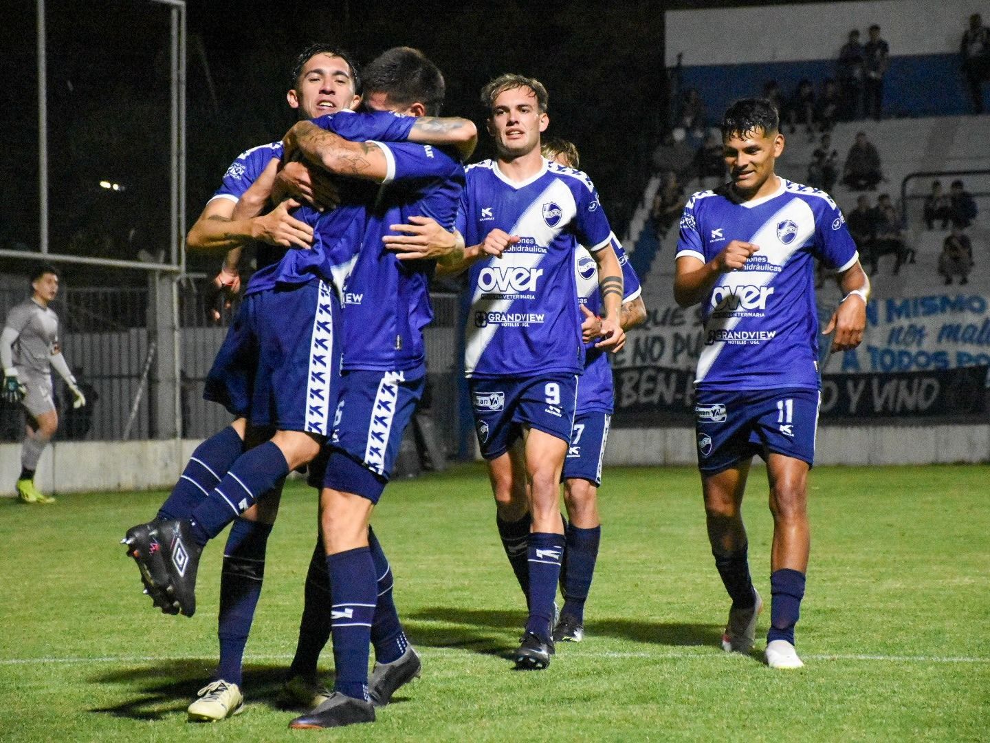 Con goles de Jiménez (penal) y Bono, el Lobo ganó 2 a 0 .Foto:@clubbenhur