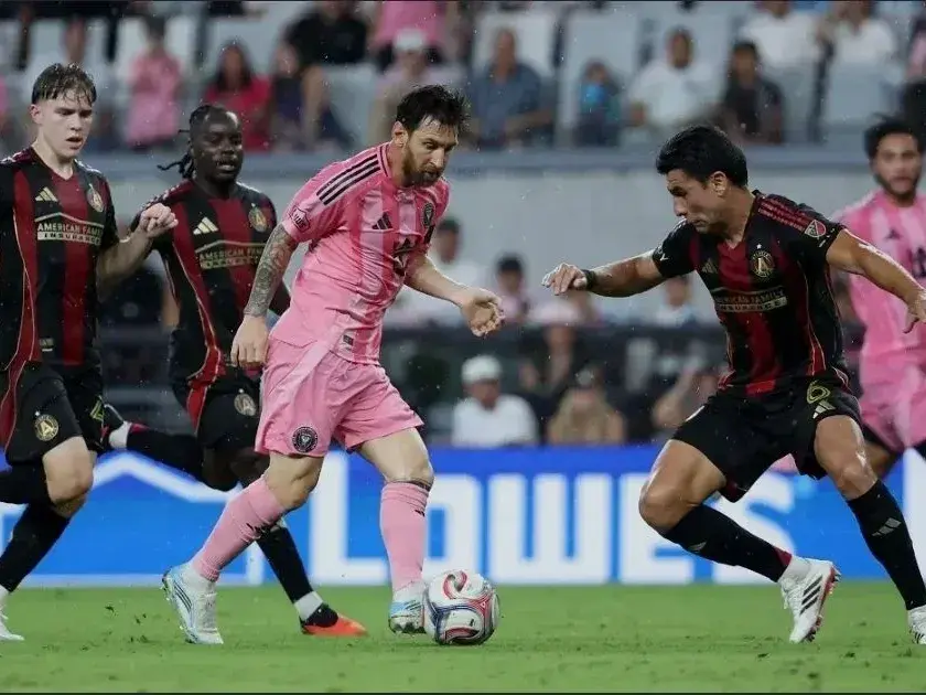 Messi asistió a Casemiro par el primer gol de Inter Miami ante Atlanta: fue empate 2 a 2. Foto:AP