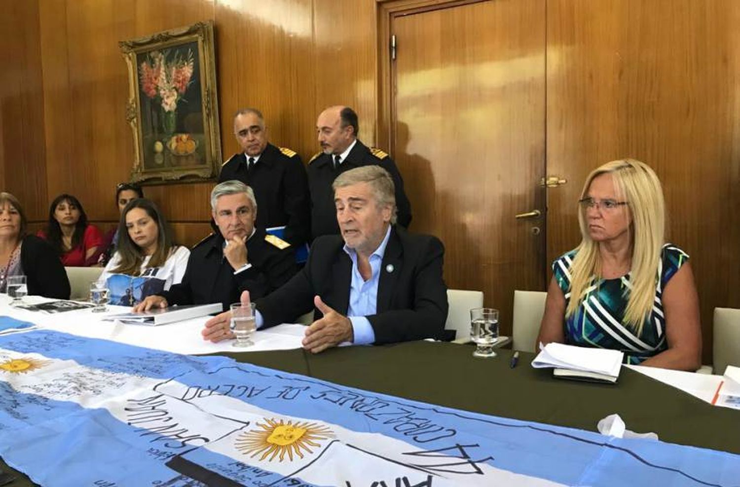 ARA San Juan: las 6 promesas del Ministro de Defensa a las familias