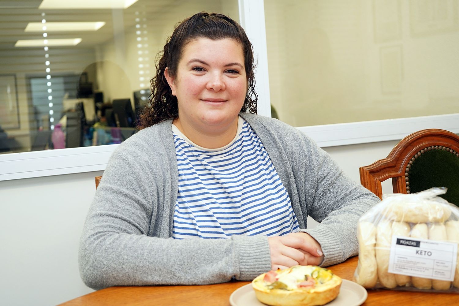 Agustina Tribiani con algunos de los productos de Friska Necochea