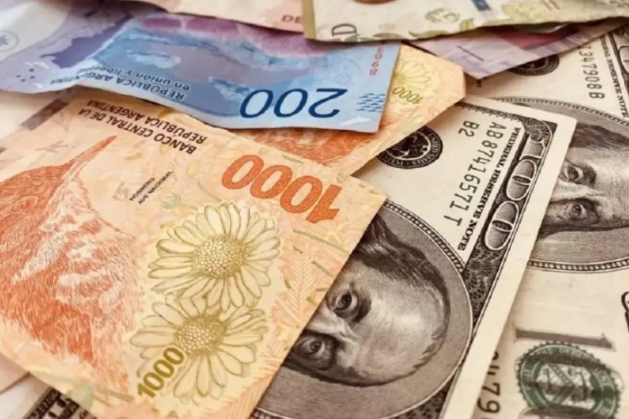 El Gobierno aumentó los adelantos de impuestos al dólar tarjeta y al solidario