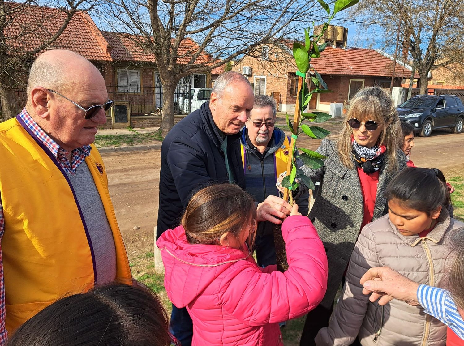 El intendente Gizzi participó de la plantación junto a la Escuela N° 38, en barrio Pardo.